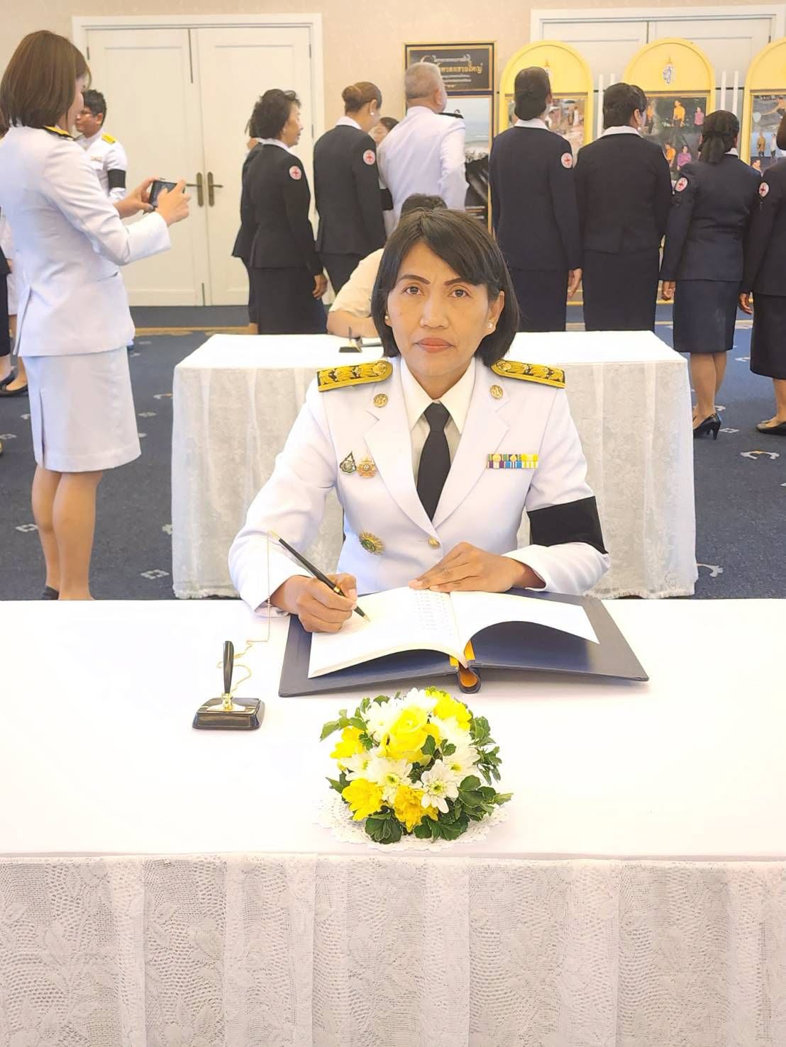 title - ปฏิรูปที่ดินจังหวัดเพชรบุรี มอบหมายให้ นางสาวขวัญใจ เพชรสวน นักวิชาการปฏิรูปที่ดินชำนาญการ ร่วมลงนามถวายพระพร พระบาทสมเด็จพระเจ้าอยู่หัว เนื่องในโอกาสวันเฉลิมพระชนมพรรษา